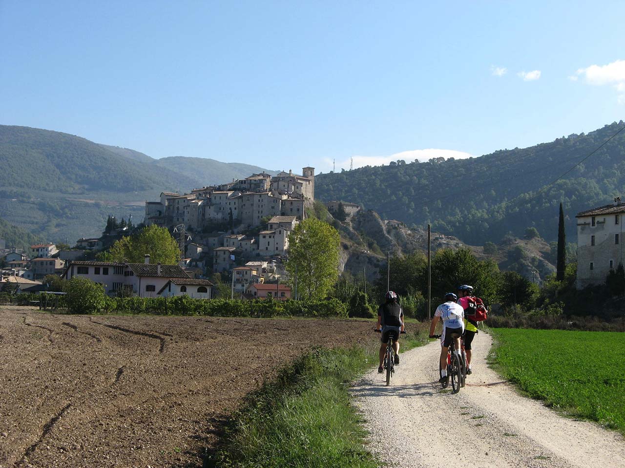 Escursione panoramica in bici organizzata da Umbria in Mountain Bike, una delle esperienze che puoi acquistare con gli sconti per le attività outdoor offerti dal PLEINAIRCLUB.