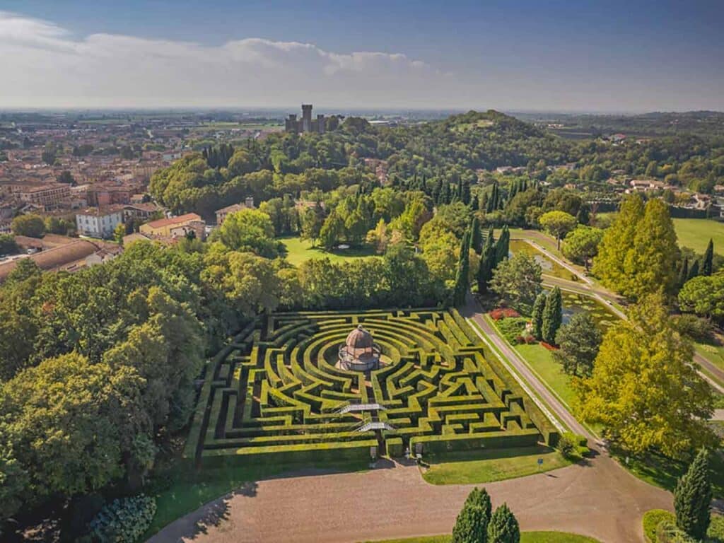 Veduta aerea del Labirinto all'interno del Parco Giardino Sigurtà, che puoi visitare approfittando dello sconto offerto dalla tessera del PLEINAIRCLUB.