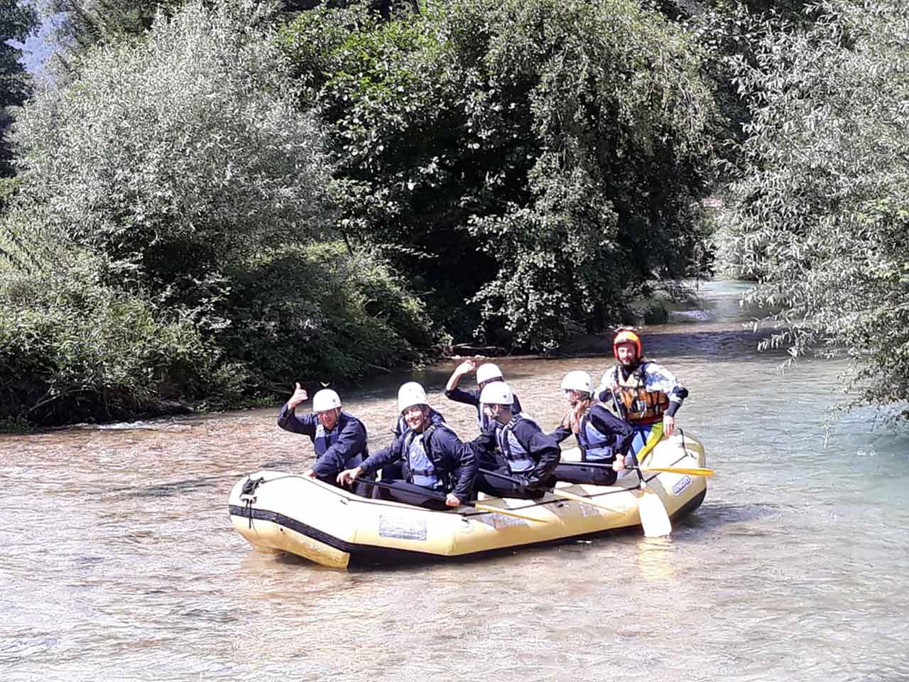 Una discesa in gommone di Pangea Rafting, associazione dove puoi approfittare degli  sconti per le attività outdoor offerti dal PLEINAIRCLUB.