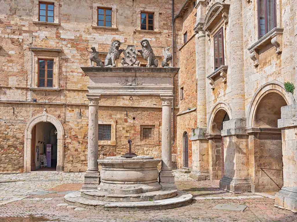 Il Pozzo o Fontana dei Grifi e dei Leoni a Montepulciano (SI).