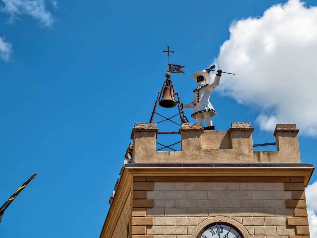 Il Pulcinella sulla Torre dell'Orologio, una delle tappe principali del weekend in camper a Montepulciano proposto dal PLEINAIRCLUB.
