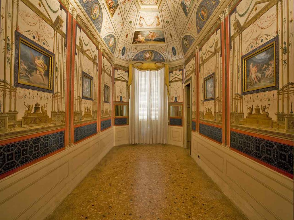 Una delle sale di Palazzo Milzetti.