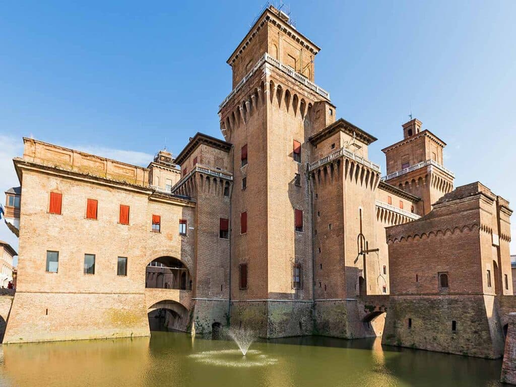 Il castello estense di Ferrara, che puoi scoprire con la guida turistica risparmiando con gli sconti del Club.