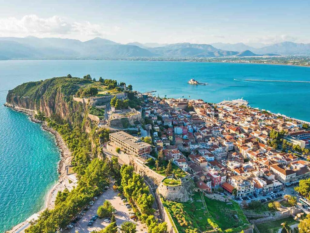 Grecia in camper nel Peloponneso: veduta di Nafplio dalla Fortezza di Palamidi.