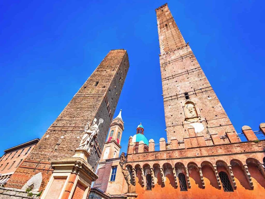 La Torre della Garisenda e la Torre degli Asinelli a Bologna, tra le mete principali del weekend a Bologna in camper proposto dal PLEINAIRCLUB.