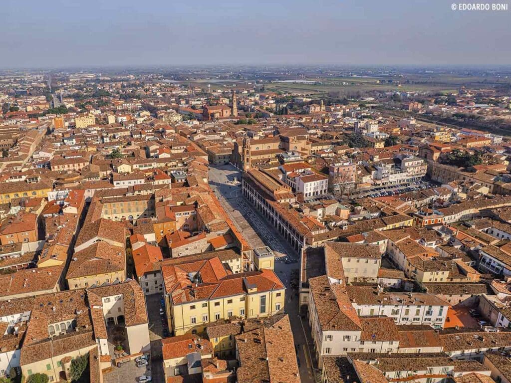Cosa visitare in Romagna con il camper: Faenza vista dal drone.