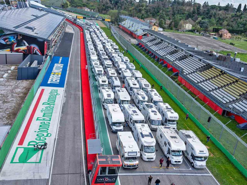 Camper alla partenza per la parata dell'Imola Camper Parade, evento al quale puoi partecipare approfittando dello sconto offerto del PLEINAIRCLUB.