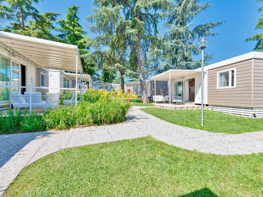 I bungalow del San Benedetto Camping Relais a Peschiera del Garda (VR).
