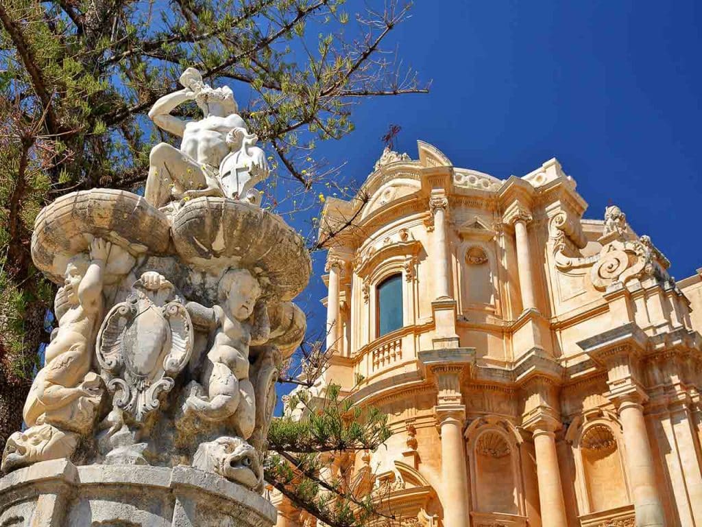La Fontana d'Ercole e la chiesa di San Domenico a Noto, uno dei luoghi da visitare in camper ad aprile consigliati dal PLEINAIRCLUB.