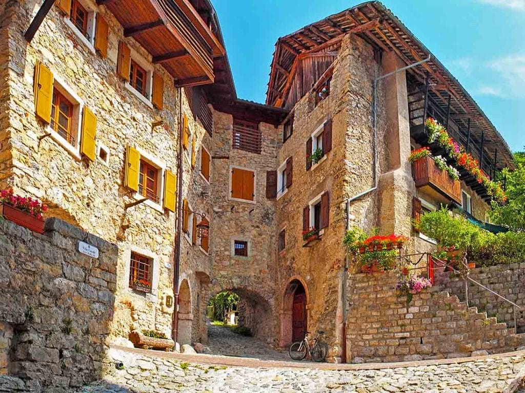 Uno scorcio di Canale di Tenno, uno dei luoghi da visitare in camper ad aprile consigliati dal PLEINAIRCLUB.