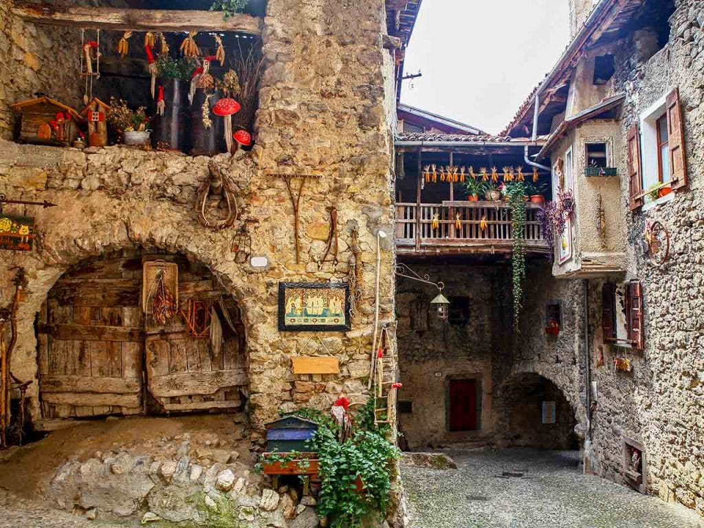 Case medievali a Canale di Tenno, uno dei luoghi da visitare in camper ad aprile consigliati dal PLEINAIRCLUB.