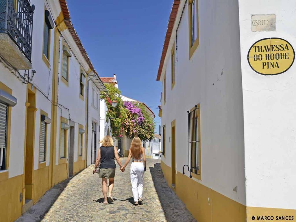 Una tipica stradina di Evora, in Portogallo.