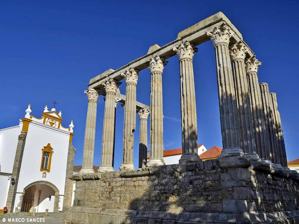 La chiesa di San Giovanni Evangelista e il tempio romano di Evora, uno dei luoghi da visitare in camper ad aprile consigliati dal PLEINAIRCLUB.