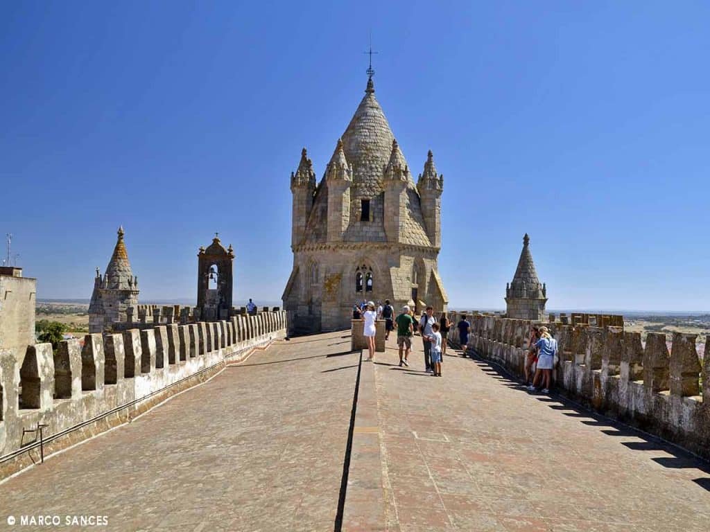 Il tetto della cattedrale di Evora, in Portogallo