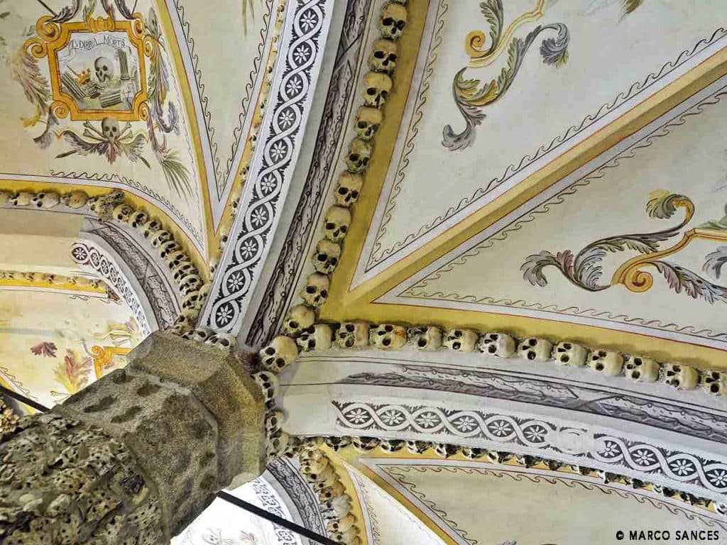 Un dettaglio della Capela dos a Evora, uno dei luoghi da visitare in camper ad aprile consigliati dal PLEINAIRCLUB.