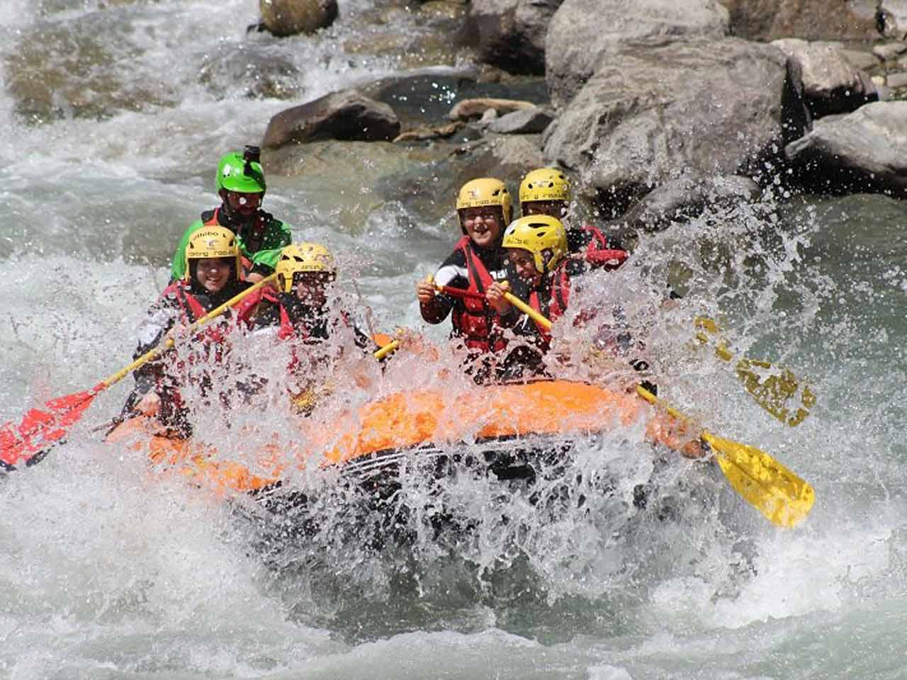 Una discesa in gommone di Rafting Republic, che puoi effettuare approfittando degli sconti per le attività outdoor offerti dal PLEINAIRCLUB.