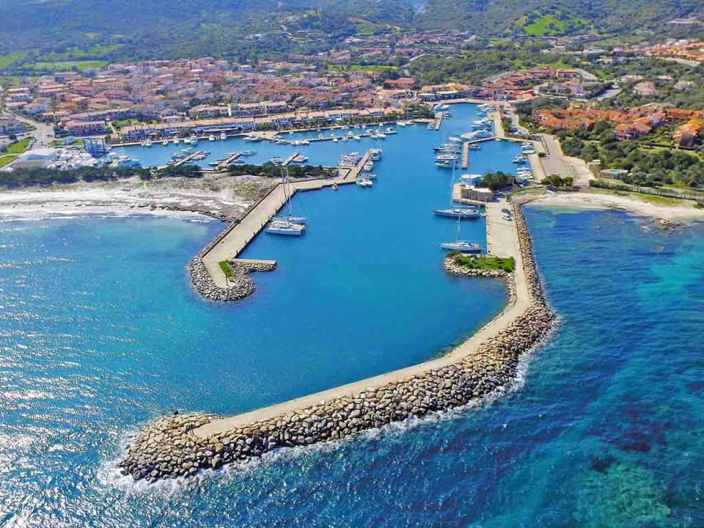 Sardegna in camper dalla Gallura all'Ogliastra: veduta aerea di Porto Ottiolu di Budoni.