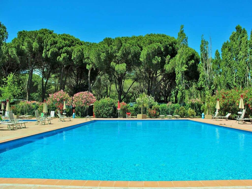 Una delle due piscine del Costa d'Argento Camping Village Club di Capalbio.