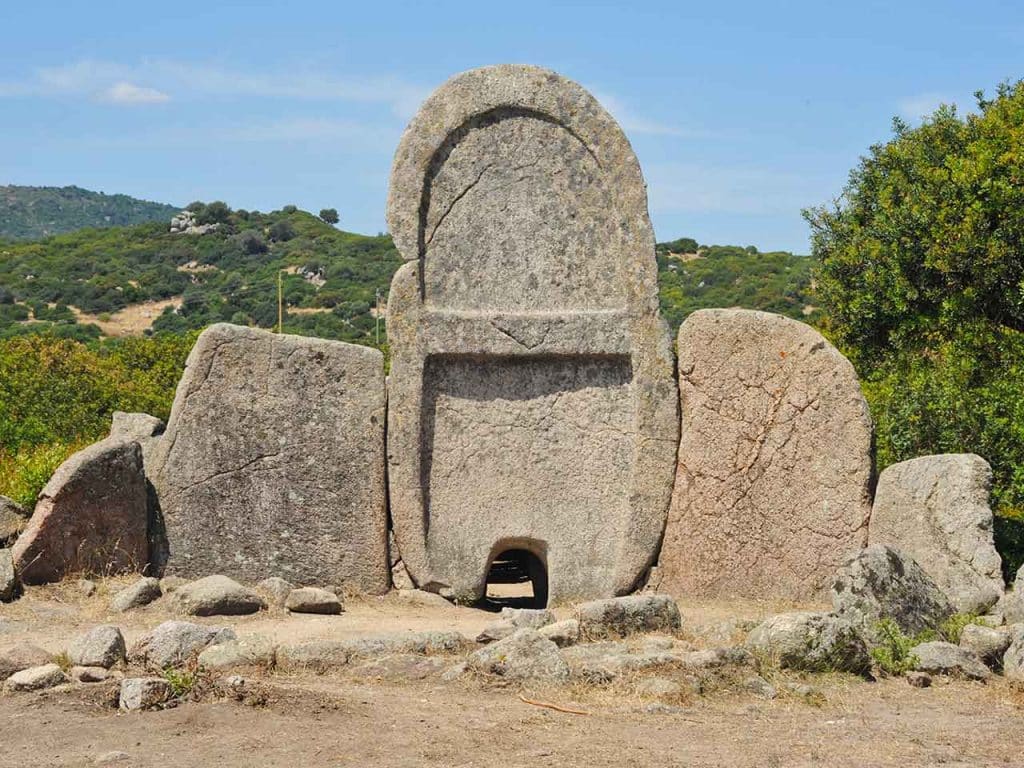 Sardegna in camper dalla Gallura all'Ogliastra: la Tomba dei Giganti di S’Ena ‘e Thomes nei pressi di Dorgali.