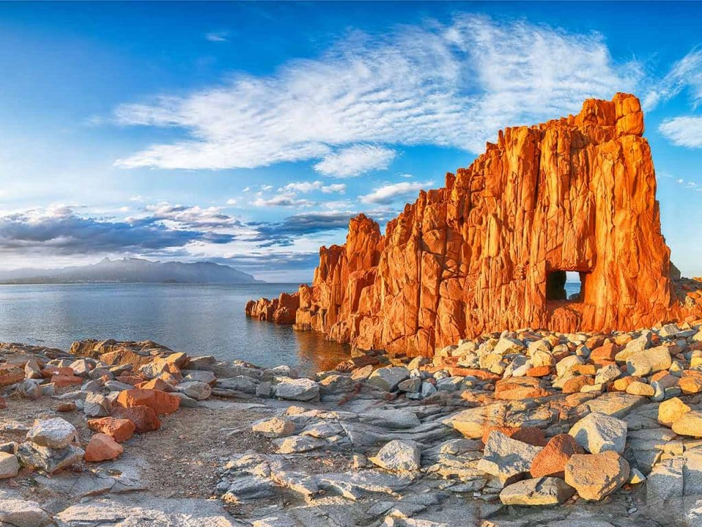 Rocce di porfido rosso ad Arbatax, nel comune di Tortolì.