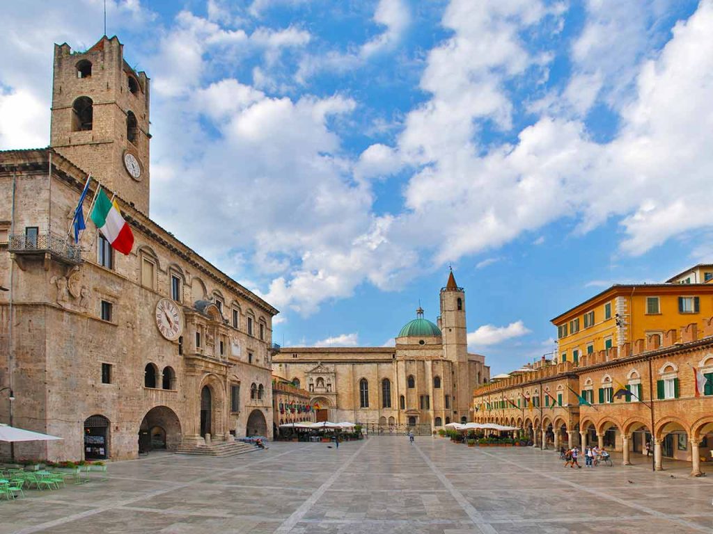 Piazza del Popolo ad Ascoli Piceno, punto di partenza dell'itinerario in camper da Ascoli a Fermo suggerito dal PLEINAIRCLUB.