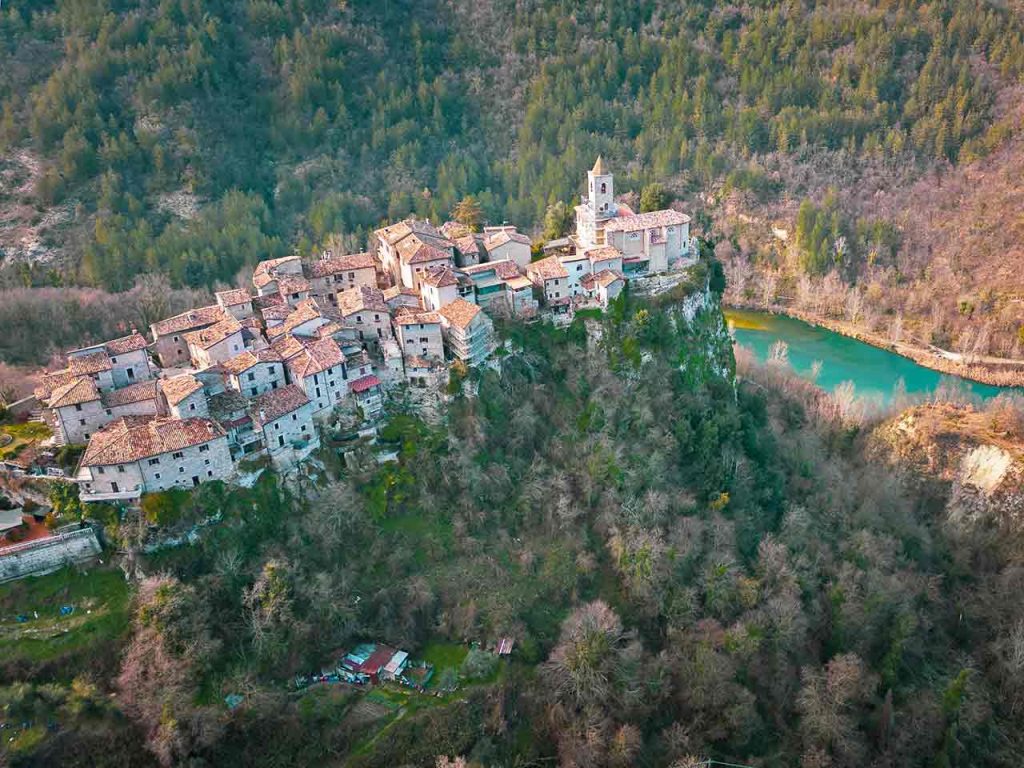 Veduta aerea di Castel Trosino, frazione di Ascoli Piceno.