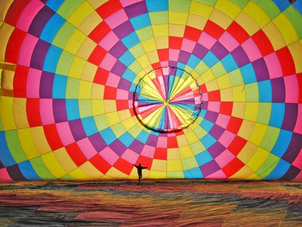 L'interno di un pallone aerostatico durante l'operazione di gonfiaggio.