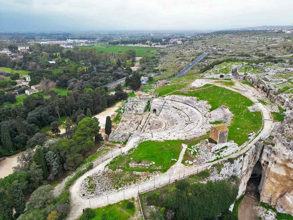 Veduta aerea del Teatro Greco di Siracusa e dell'Orecchio di Dionisio.