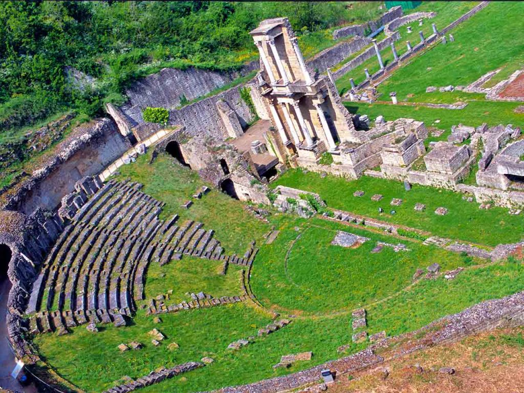 I ruderi del teatro romano di Volterra.
