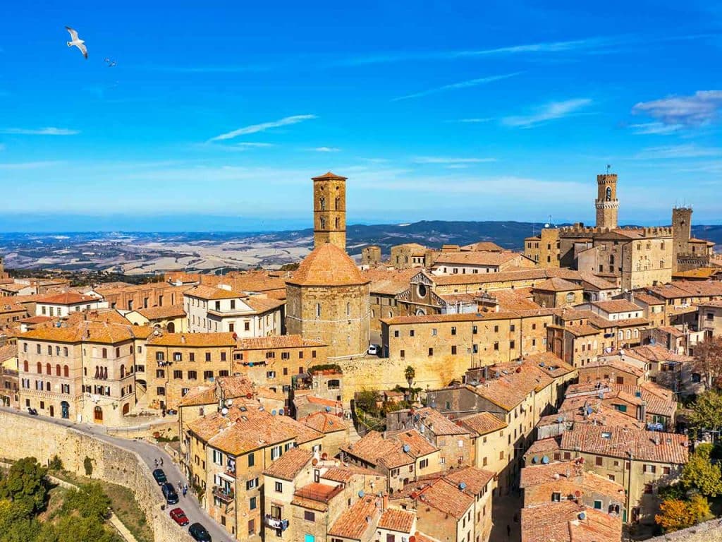 Veduta aerea di Volterra, uno dei luoghi da visitare in camper a luglio consigliati dal PLEINAIRCLUB.