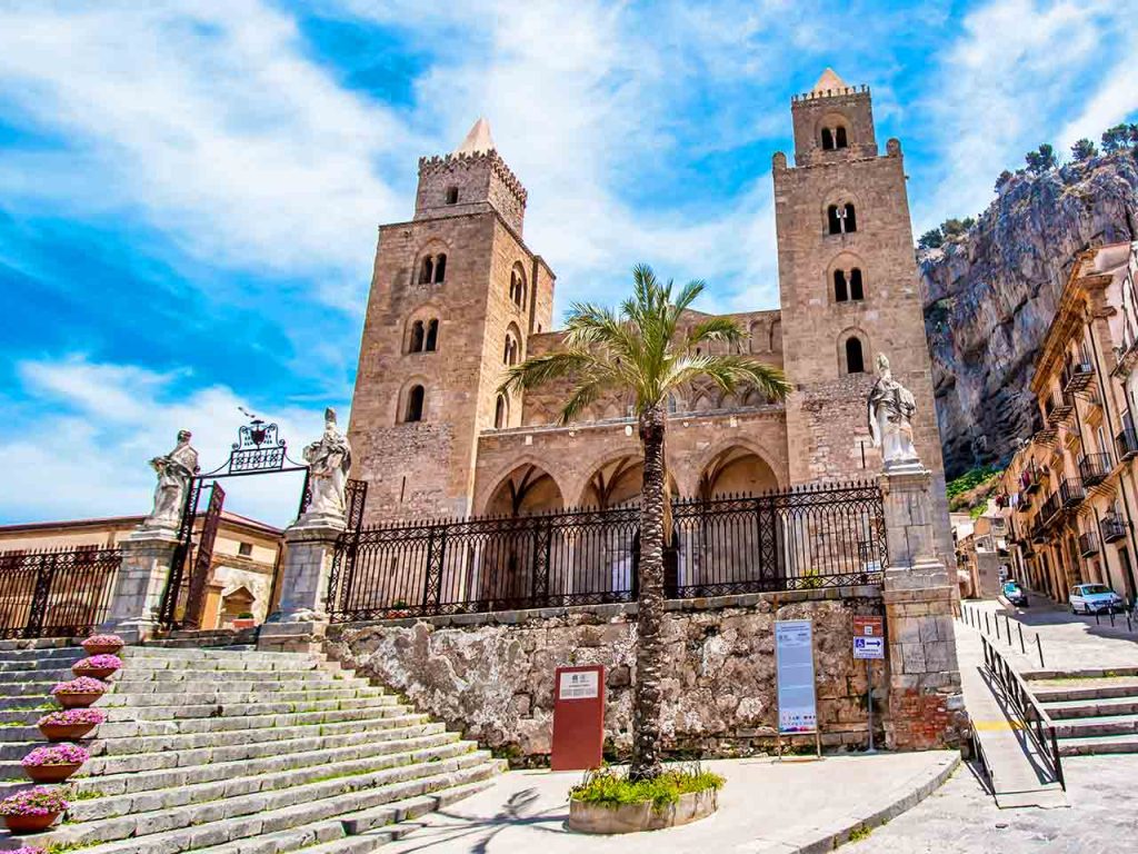 Il duomo di Cefalù. Visitare la città è una delle cose da fare assolutamente questa estate in camper.