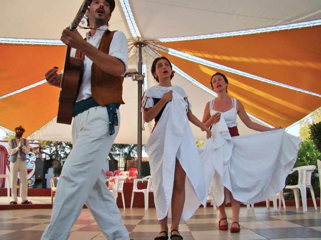 Uno spettacolo al Villaggio Camping Sambalon
