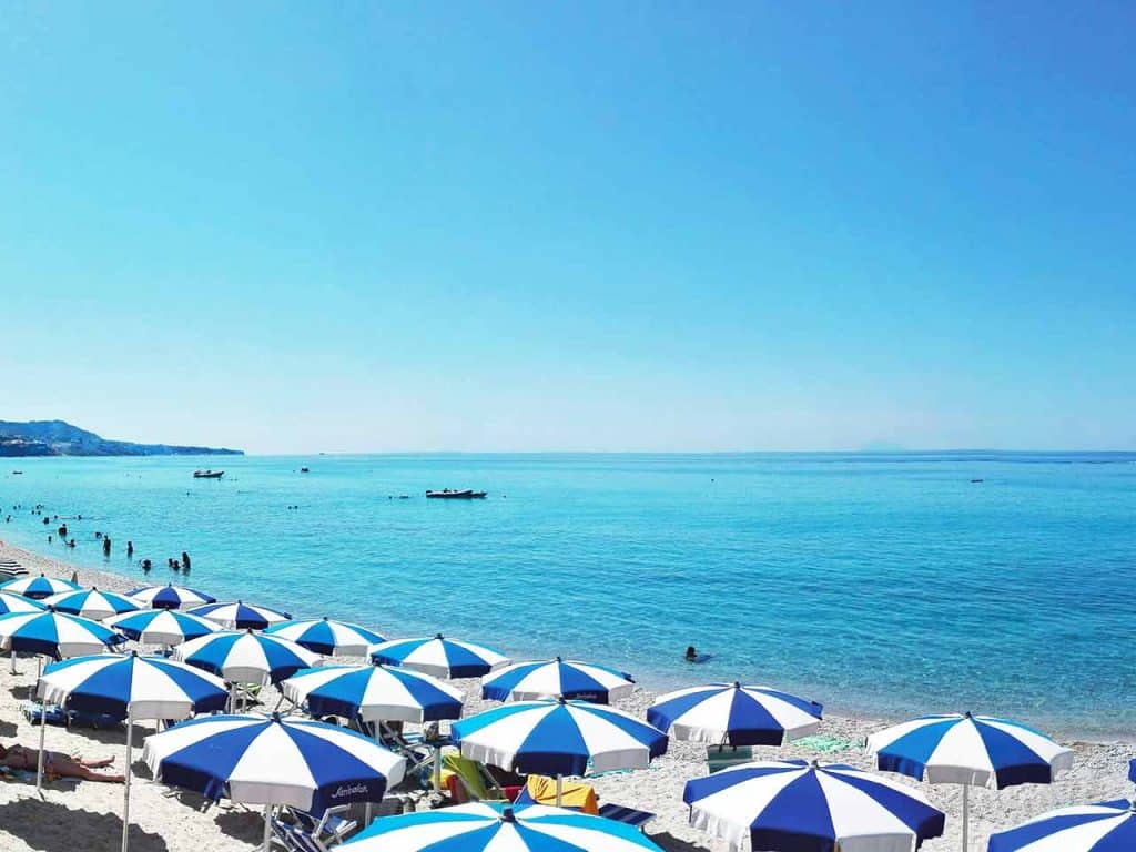 La spiaggia privata del Villaggio Camping Sambalon.