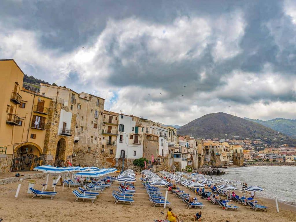 La spiaggia del centro storico di Cefalù. Visitare la città è tra le cose da fare questa estate in camper suggerite dal PLEINAIRCLUB.