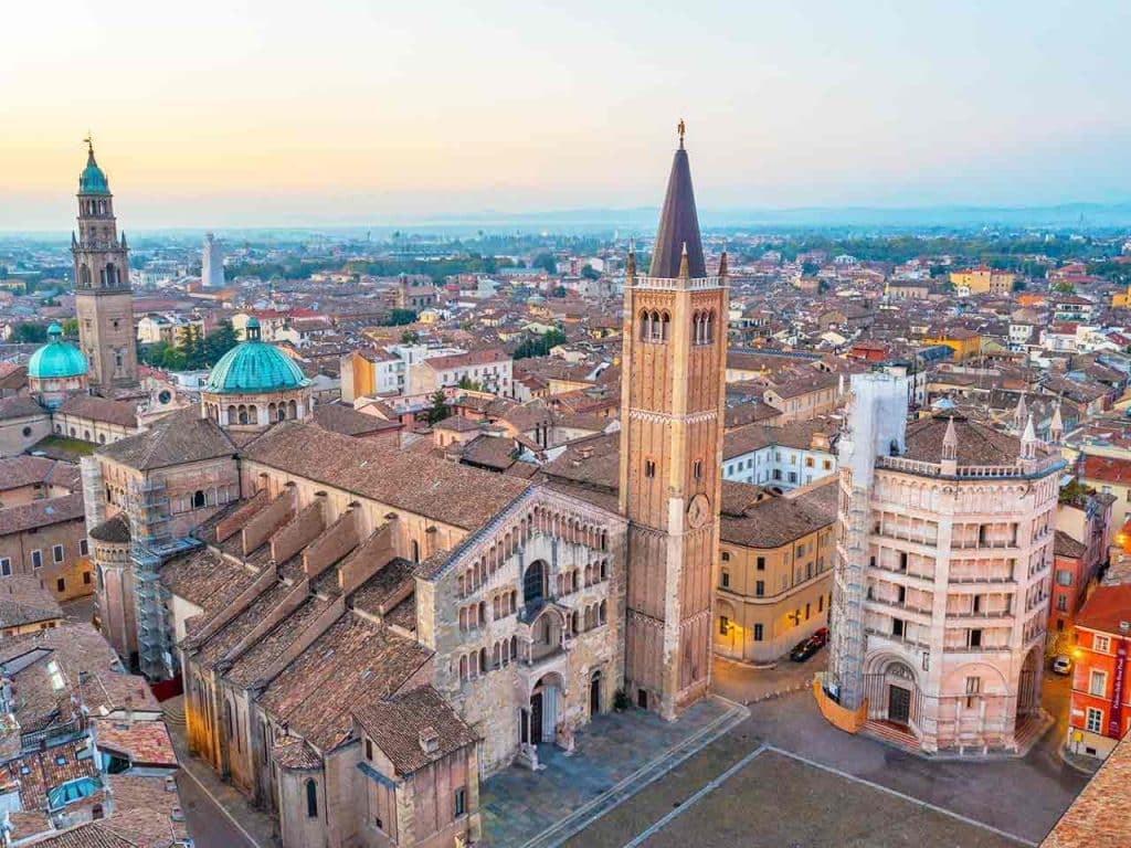 Weekend a Parma e dintorni in camper: Piazza del Duomo a Parma vista dall'alto all'alba.