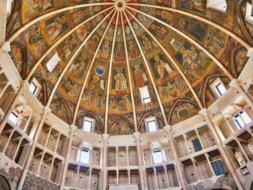 Weekend a Parma e dintorni in camper: gli affreschi del Battistero ottagonale a Parma.