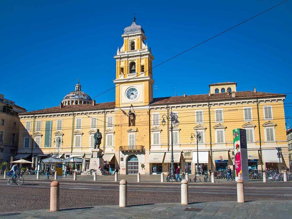 Weekend a Parma e dintorni in camper: il Palazzo del Governatore in Piazza Garibaldi a Parma.