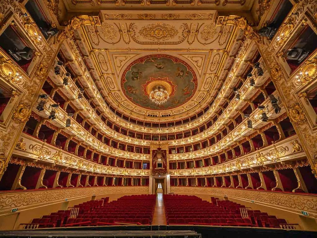 Weekend a Parma e dintorni in camper: l'interno del Teatro Regio di Parma.