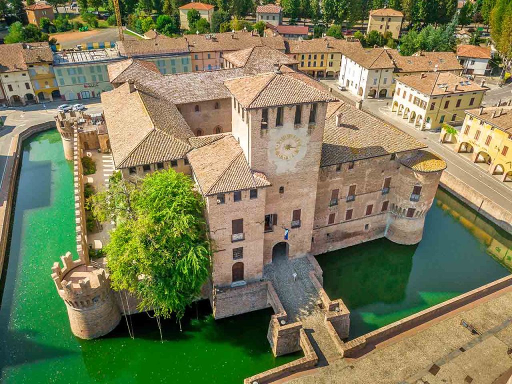 La bellissima Rocca Sanvitale a Fontanellato (PR), dove puoi portare i bambini in camper per festeggiare Halloween.