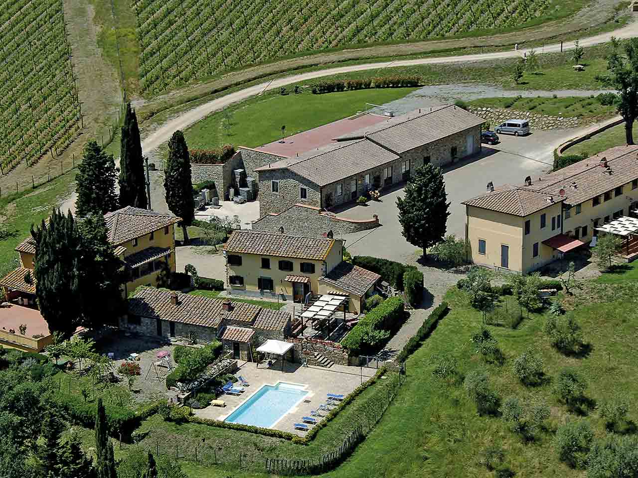 Veduta aerea dell'Azienda Agricola Panzanello a Panzano in Chianti, uno dei migliori agricampeggi in Toscana.