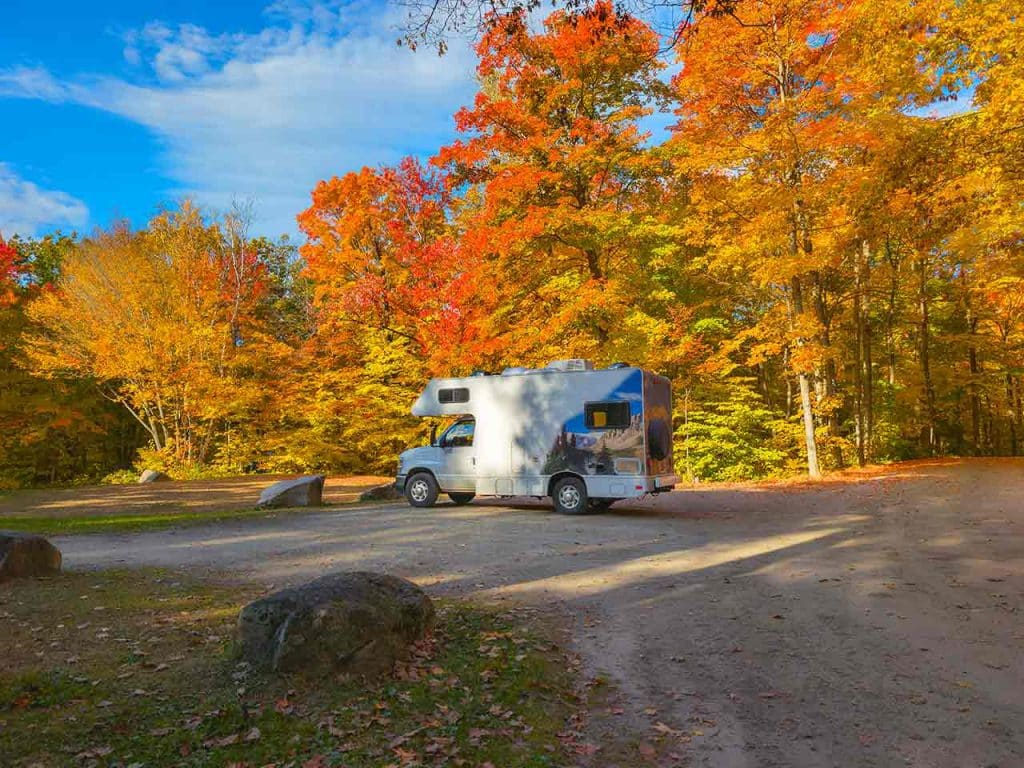 Mansardato in un parco per ammirare il foliage, una delle cose da fare questo autunno in camper secondo il PLEINAIRCLUB.