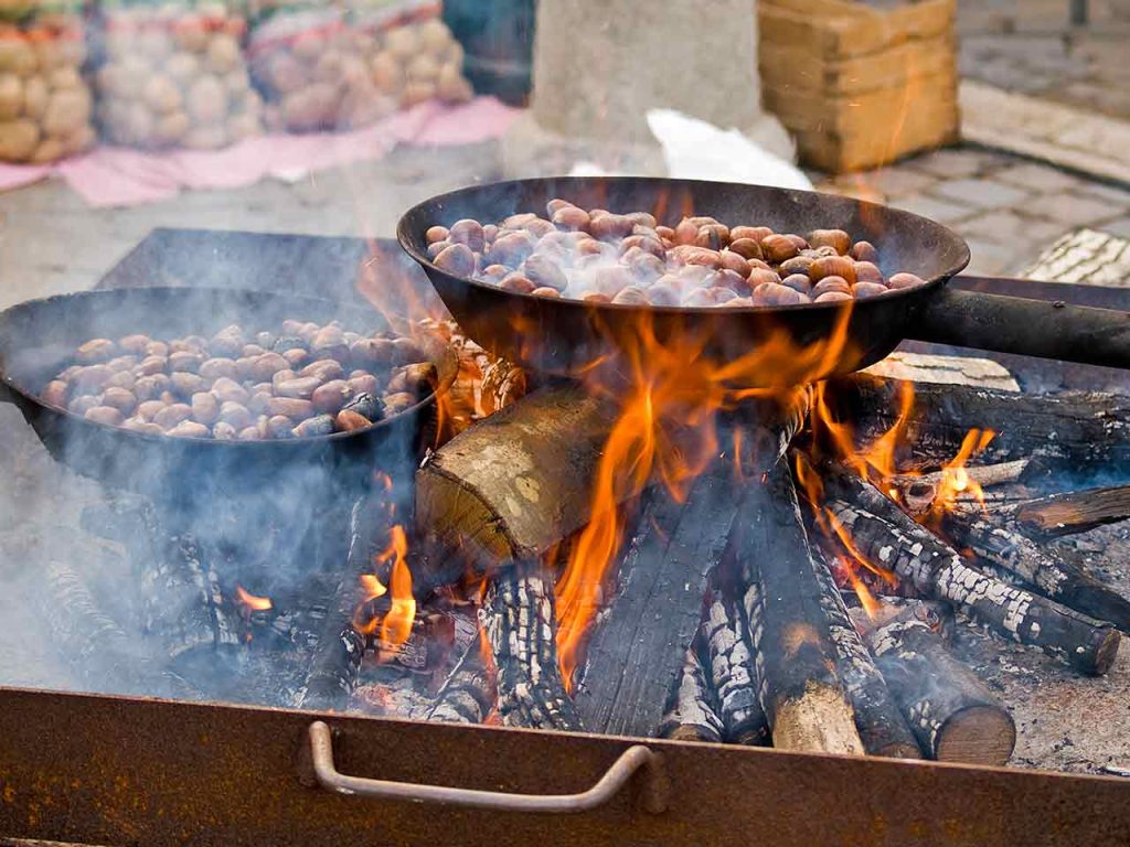 Caldarroste sul fuoco durante una sagra delle castagne.