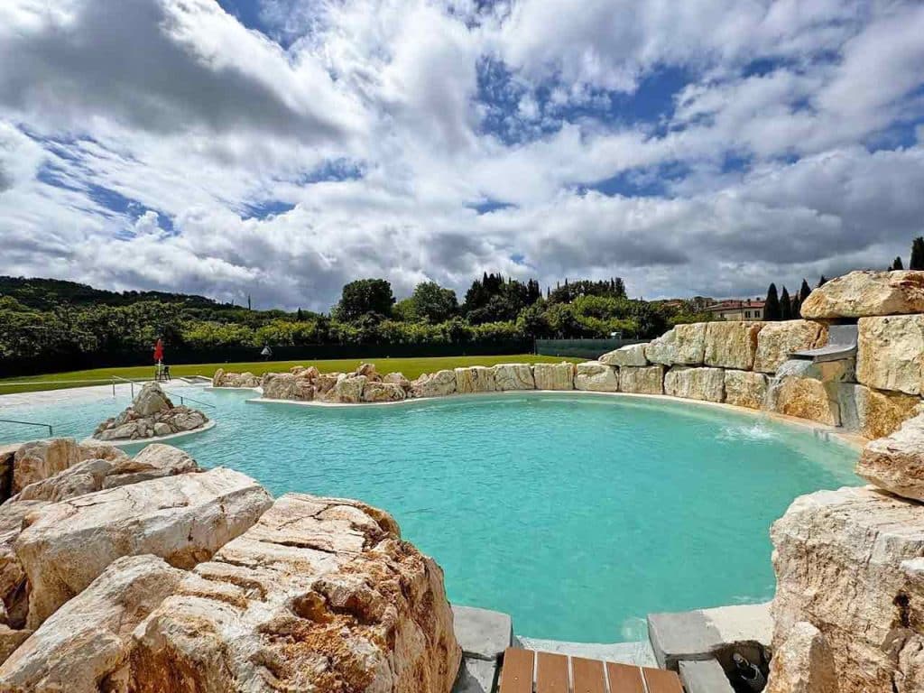 Una vasca esterna delle Terme Antica Querciolaia a Rapolano.