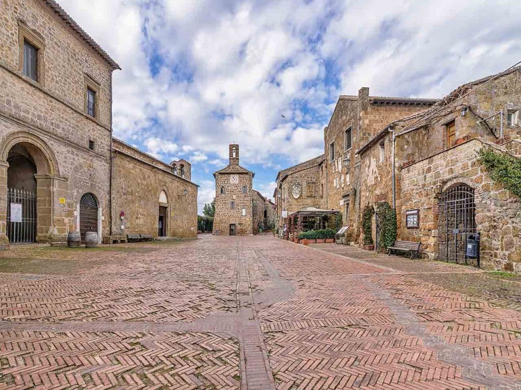 Piazza del Pretorio a Sovana.