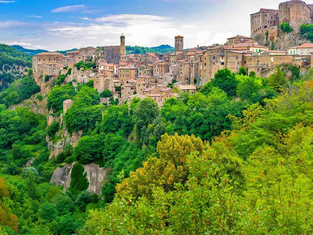 Panorama di Sorano, uno dei borghi etruschi del tufo.