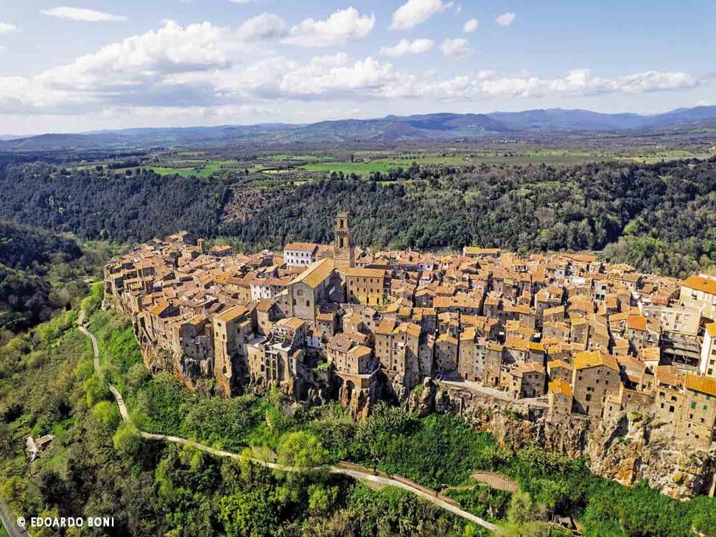 Il borgo toscano di Pitigliano visto dall'alto.