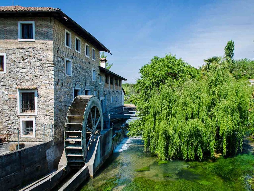 Un antico mulino all'ingresso del Castello di Sopra a Strassoldo, uno dei luoghi da visitare in camper a ottobre consigliati dal PLEINAIRCLUB.