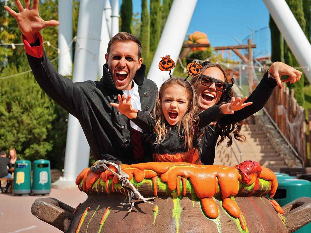 Una famiglia si diverte all'evento Gardaland Magic Halloween, al quale puoi partecipare con lo sconto offerto dal PLEINAIRCLUB.