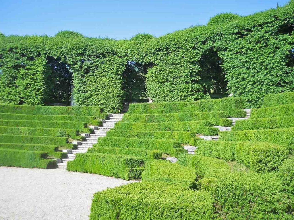 Le gradinate del teatro di verzura nel giardino di Pojega a Villa Nizzardi, situata a Negrar di Valpolicella.