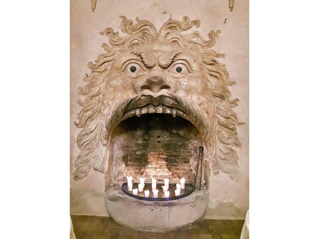Un camino a forma di mascherone a Villa della Torre, situata a Molina di Fumane (VR).